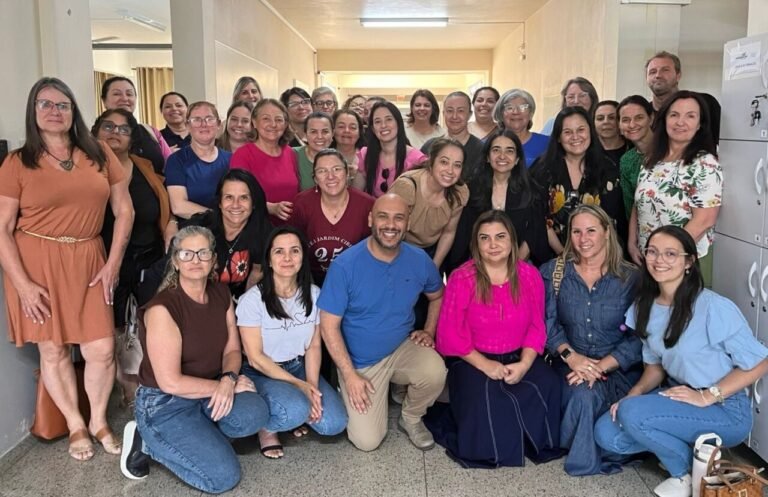 Professores da Educação Infantil de Araranguá participam de formação sobre Libras