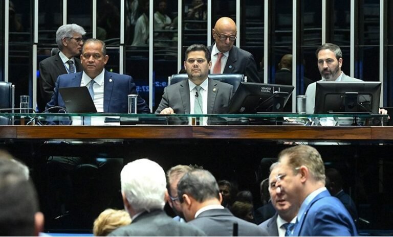 Senado aprova projeto que reduz penas dos condenados pelos atos de 8 de janeiro