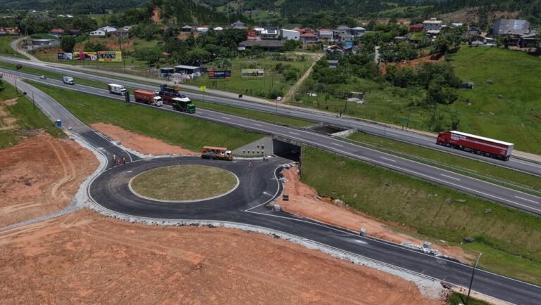 rotatória na BR-101 em Paulo Lopes