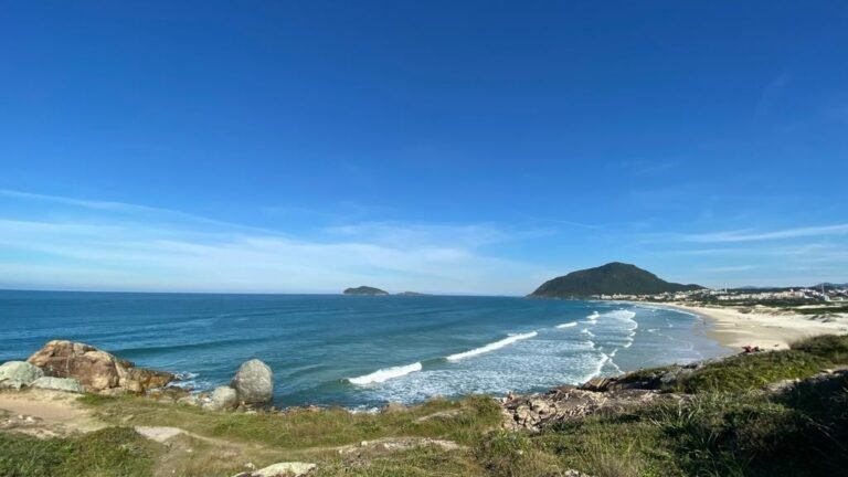 Corpo de homem é encontrado dentro de mala em praia de Florianópolis