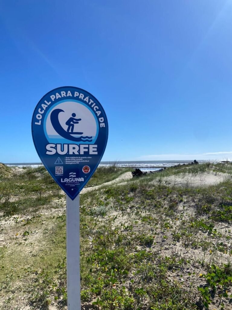 Laguna instala 18 novas placas de sinalização turística no litoral