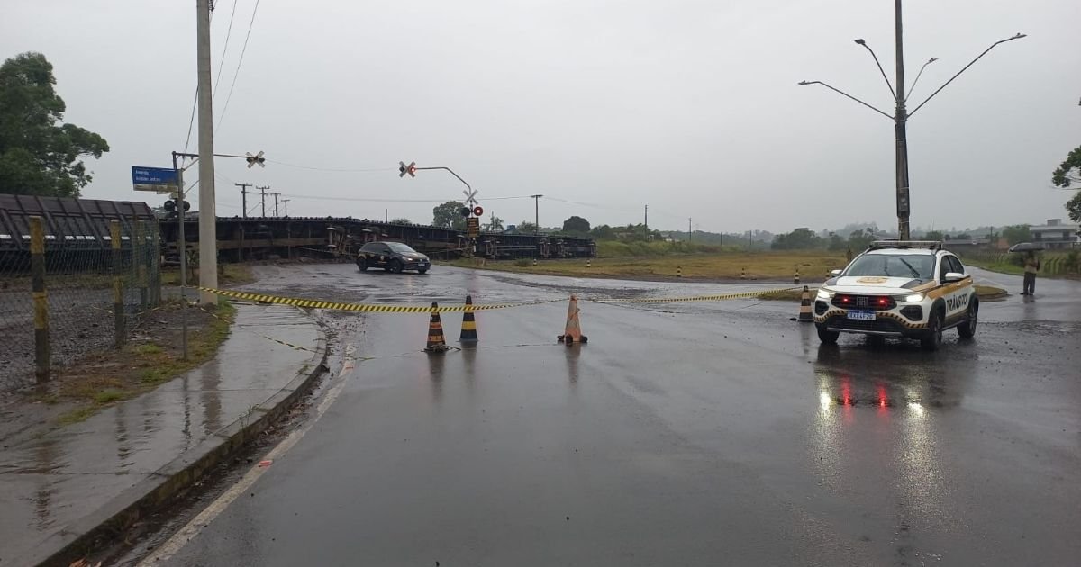 Descarrilamento de trem interdita via em Criciúma