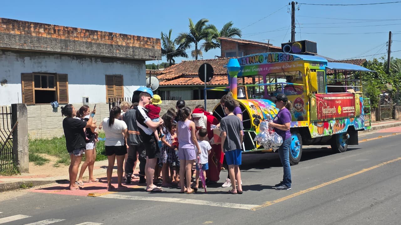 Trenzinho de Natal da Coopercocal leva alegria às comunidades