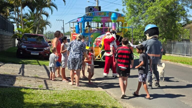 Trenzinho de Natal da Coopercocal leva alegria às comunidades