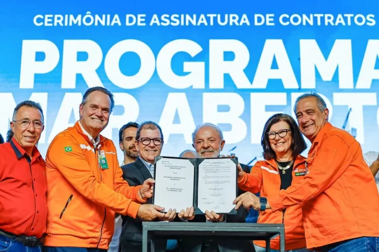 Petrobras assina contrato bilionário para fabricar navios no RS e empurradores em SC