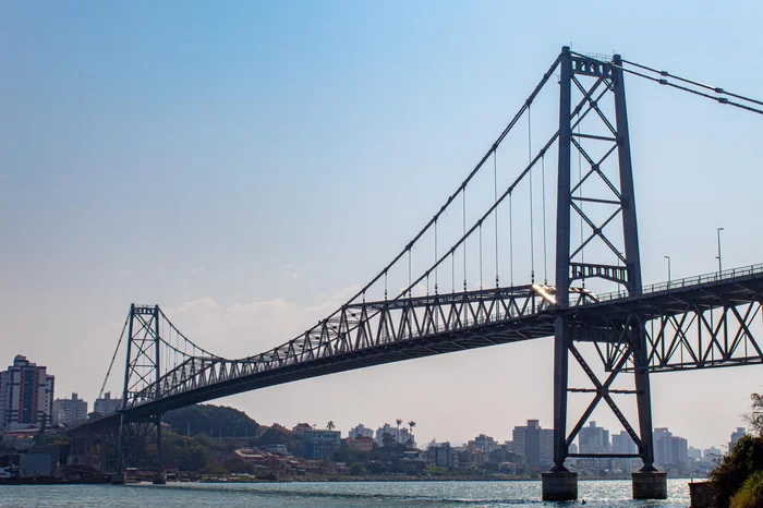 Florianópolis abre 500 vagas com salário de R$ 4,2 mil e exigência de ensino médio