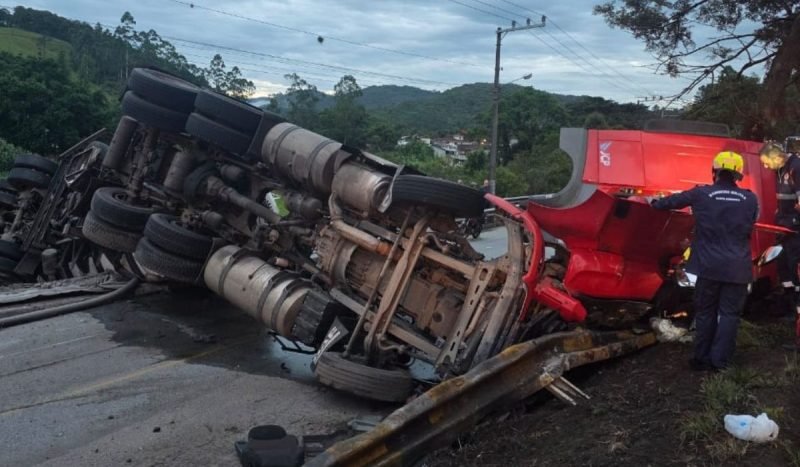 Colisão entre caminhões mata homem na BR-282 em Águas Mornas