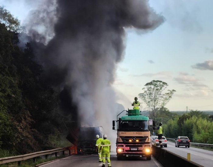 Caminhão pega fogo e bloqueia Morro dos Cavalos