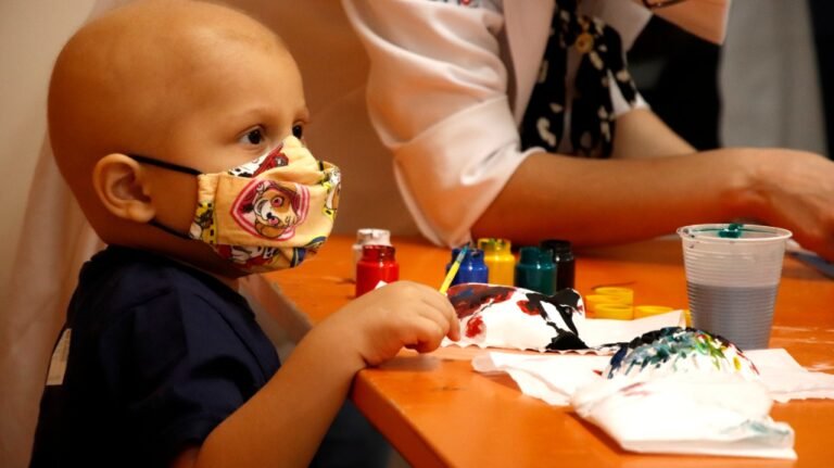 Novas leis estaduais fortalecem atendimento a crianças com câncer em SC