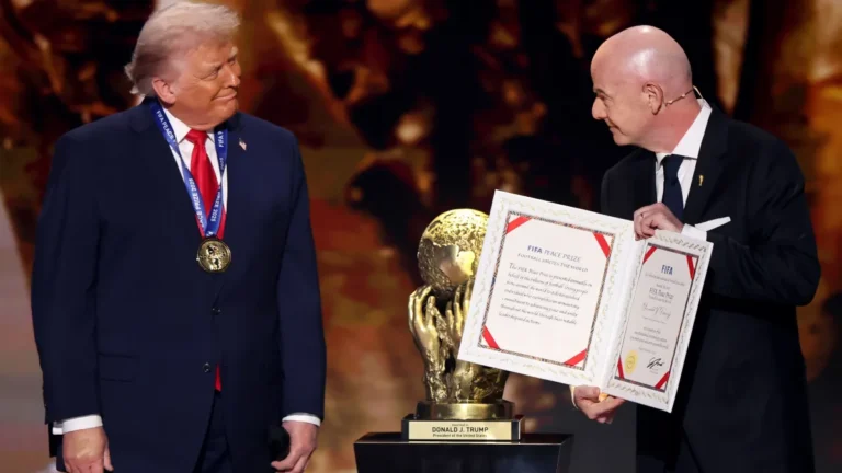 Trump recebeu Prêmio da Paz da Fifa semanas antes de ataque à Venezuela