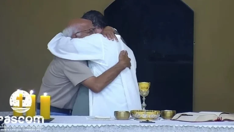 Avô abraça padre em missa após receber notícia da morte do neto em Tubarão