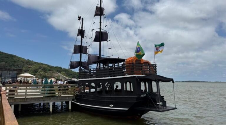 Laguna ganha nova opção de lazer com a Escuna Águas Cantantes