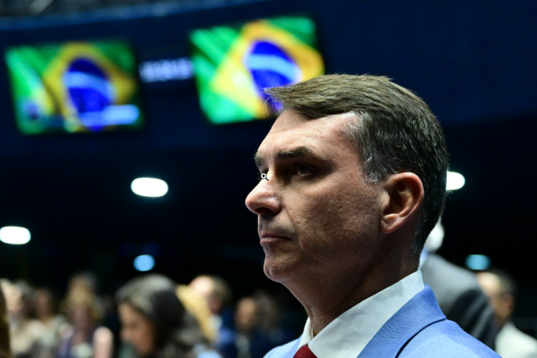 Flávio Bolsonaro (PL) bate presidente Lula, segundo pesquisa