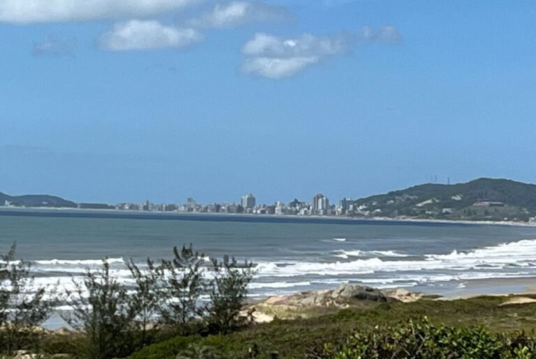 Sol, calor e risco de temporais isolados marcam a sexta-feira em Santa Catarina