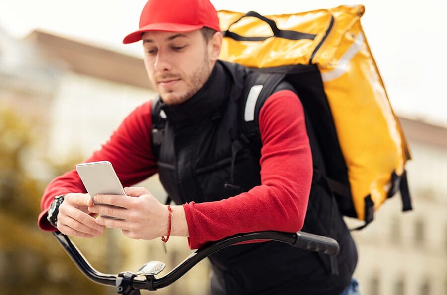 Trabalho por plataformas amplia renda e reacende debate jurídico