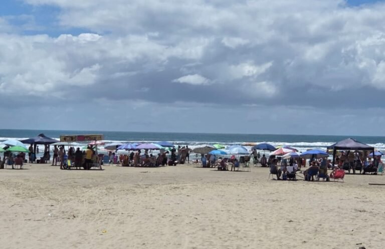 Extensa faixa de areia na praia do Mar Grosso é atrativo de Laguna
