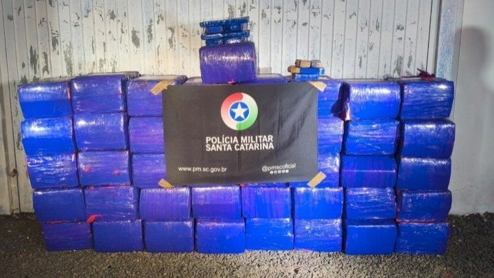 Polícia Militar apreende mais de 840 kg de maconha em imóvel no bairro Lagoão, em Araranguá