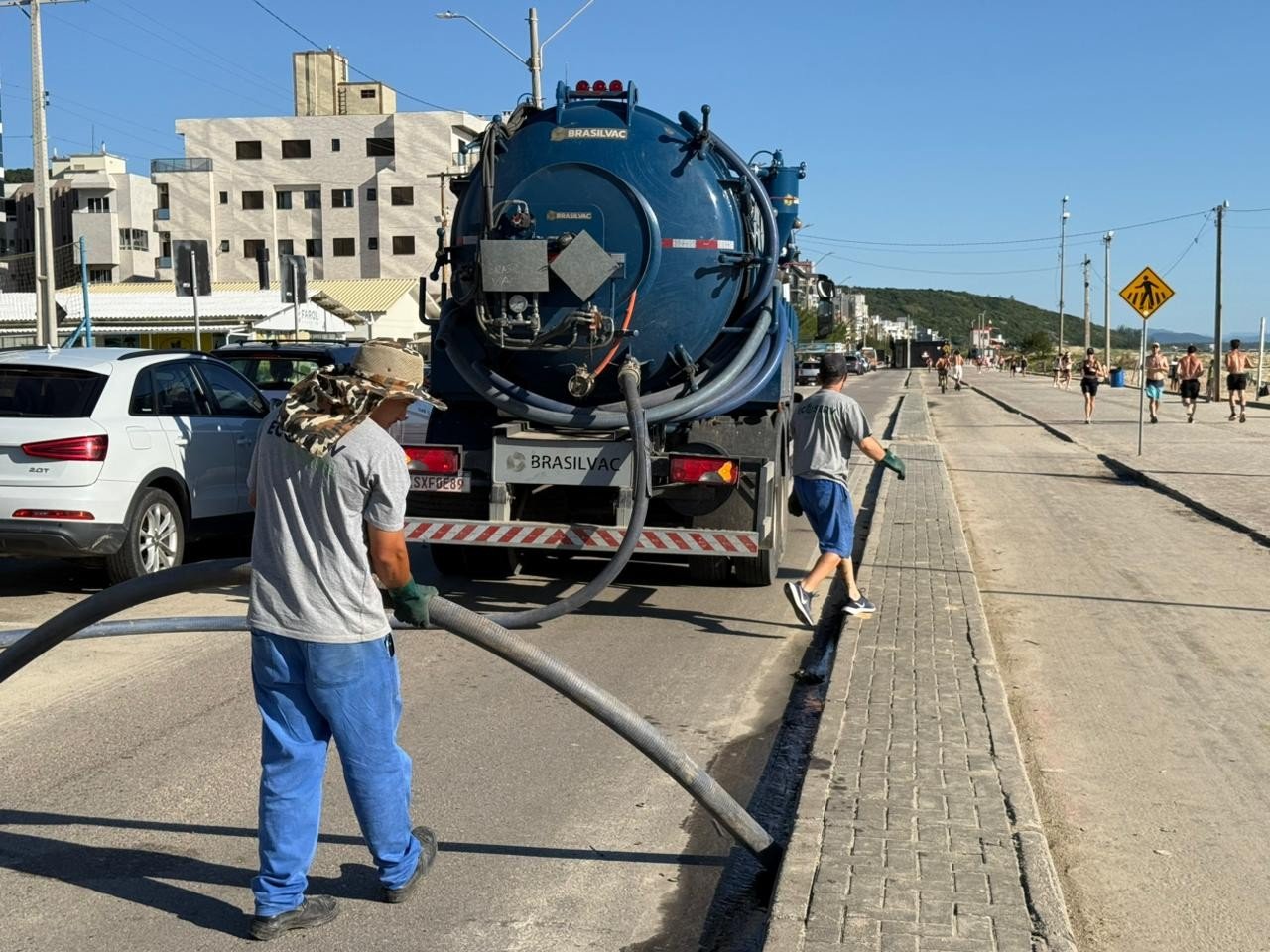 mutirão de limpeza na Praia do Mar Grosso