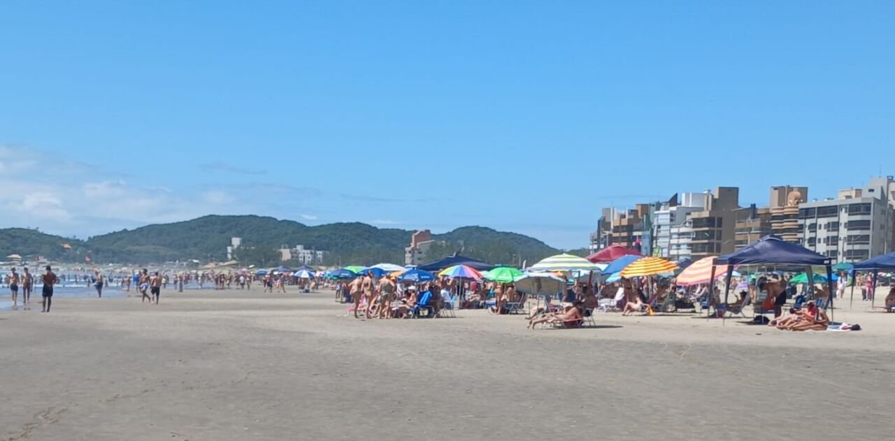 Sábado de praia lotada em Laguna