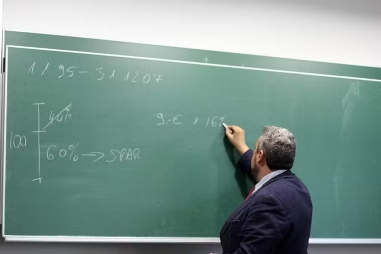 Piso dos professores tem reajuste de 5,4% e vai a R$ 5,1 mil em 2026