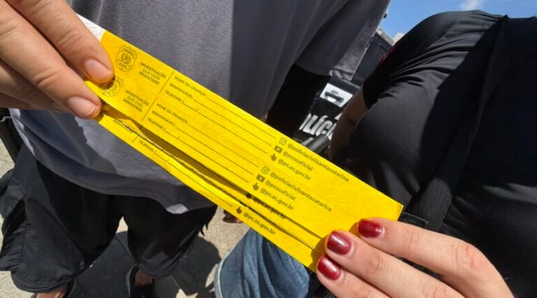 Polícia Civil distribui pulseiras para prevenir crianças perdidas nas praias