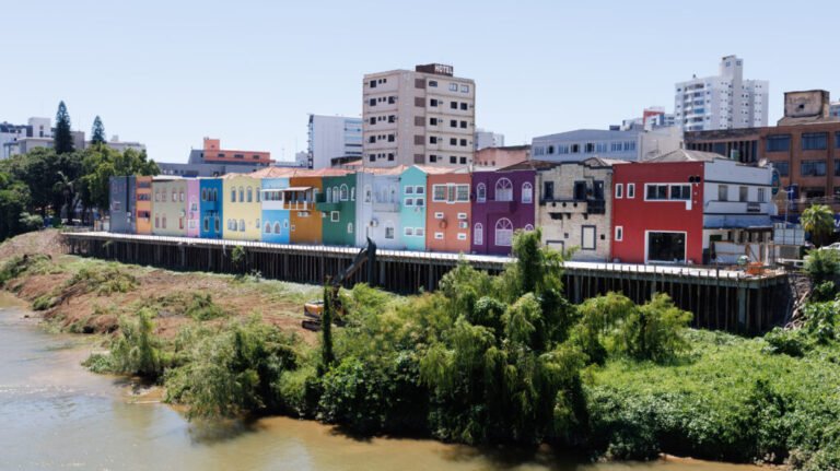 Prefeitura inicia retirada de sedimentos sob deck da beira-rio em Tubarão