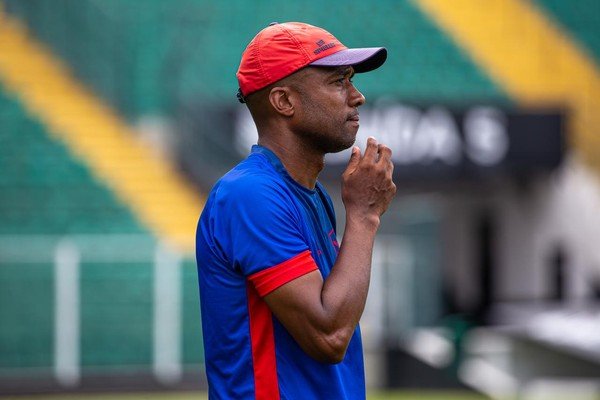 Marcílio Dias demite Rogélio Silva após derrota no Catarinense