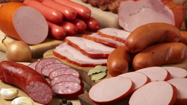 Bacon, salsicha e presunto entram em lista de alimentos cancerígenos da OMS