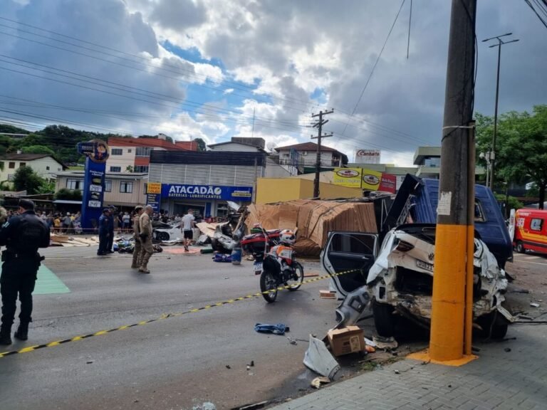 Carreta desgovernada atinge veículos em Chapecó e deixa dez feridos