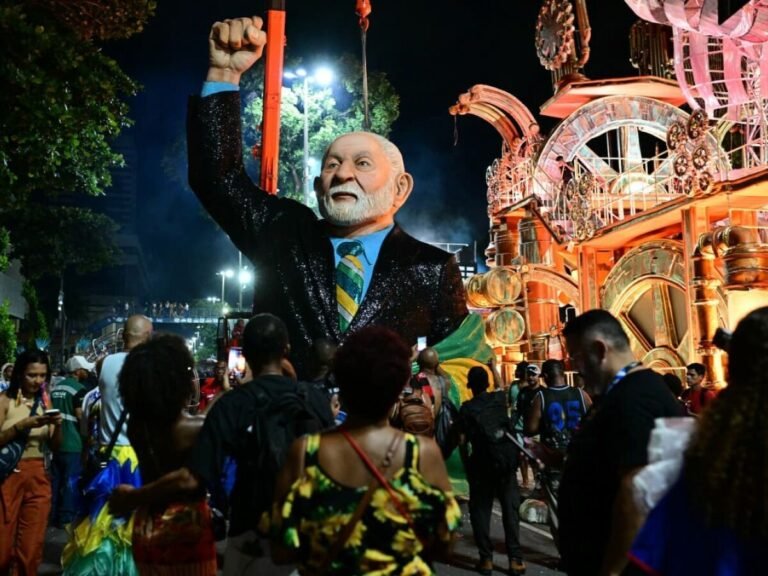 Acadêmicos de Niterói fala em perseguição após enredo sobre Lula