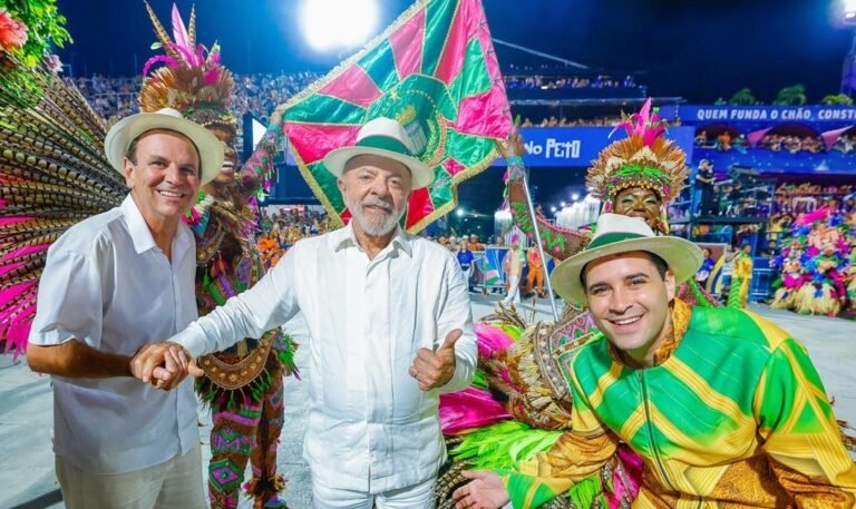 Desfile da Acadêmicos vira debate eleitoral em 2026