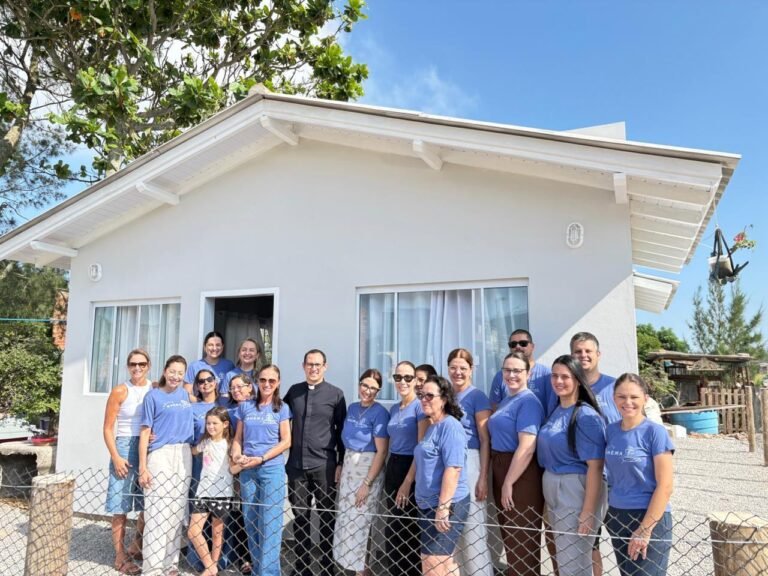 Projeto Rhema entrega primeira casa construída do zero, em Laguna