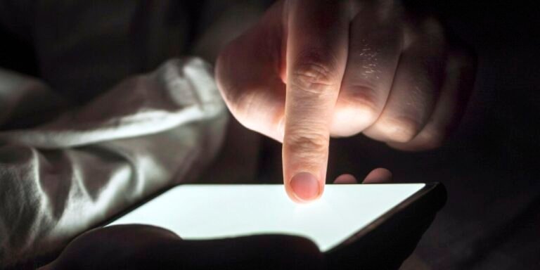 Falsa fluência digital no Brasil expõe desafios educacionais e profissionais