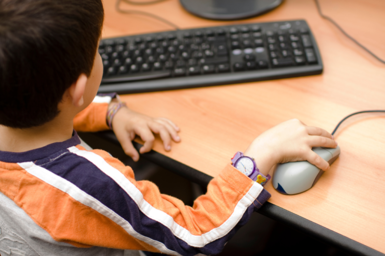 Jogos digitais na educação estimulam aprendizado e pensamento crítico