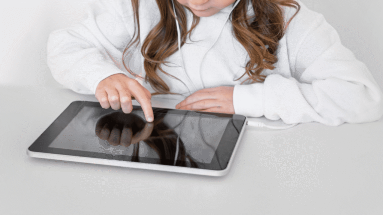 Investigação aponta vídeos gerados por IA inundando feeds infantis do YouTube