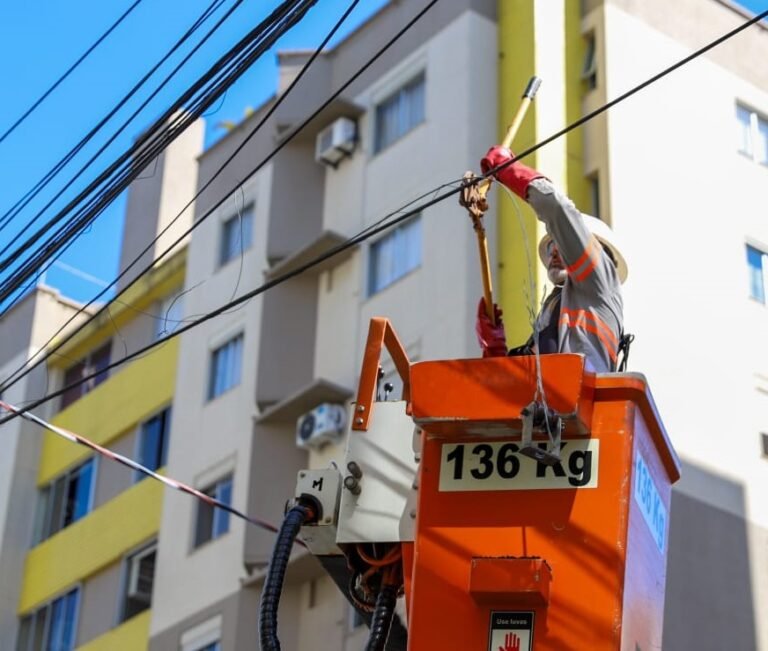 Operação Limpa Fios avança no bairro Comerciário, em Criciúma