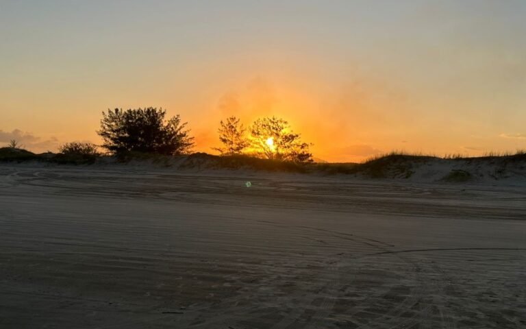 Lua cheia e por do Sol transformam dunas de Laguna em espetáculo natural