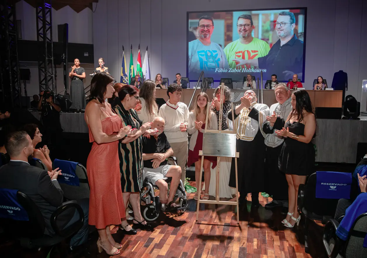 Posse do reitor da Univali termina com homenagem a Fabio Zabot Holthausen
