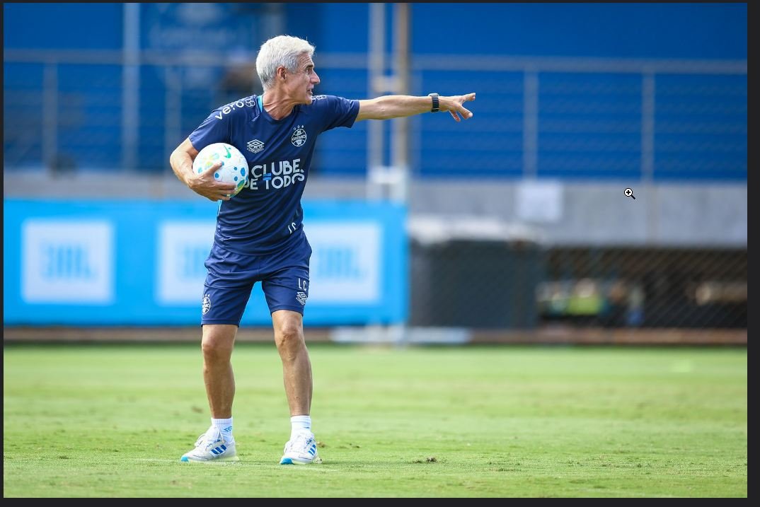 O português Luís Castro treina o Grêmio diante do São Paulo