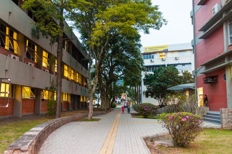 Justiça suspende exigência de comprovante de vacina contra Covid-19 na UFSC