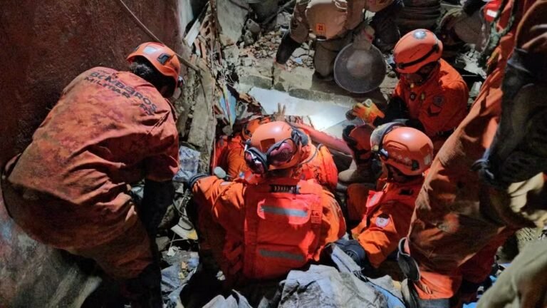 Criança de 7 anos é resgatada com vida após ficar 5 horas soterrada