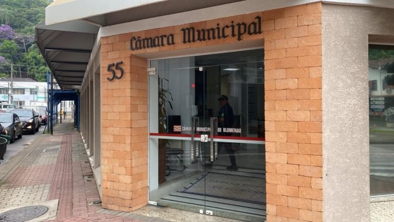 Operação investiga indícios de corrupção em gabinetes da Câmara de Blumenau