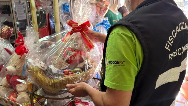 Procon encontra chocolate vencido desde 2023 em floricultura de SC