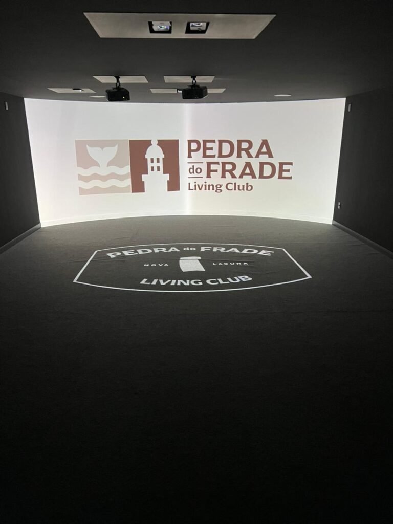 Entre as 10 maiores do Estado, construtora catarinense apresenta sala imersiva em Laguna e inicia nova fase de expansão