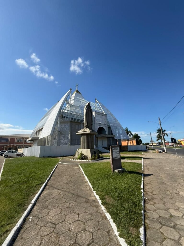 Bazar solidário ajuda a construir santuário em Tubarão