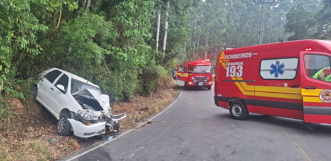 A guarnição foi acionada via COBOM para atendimento de ocorrência de acidente de trânsito do tipo colisão frontal a