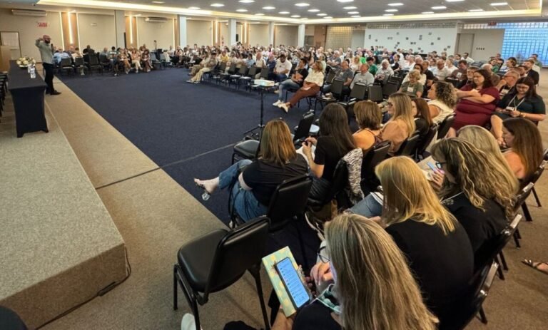 Capacitação reúne lideranças das APAEs de todo o estado em Florianópolis