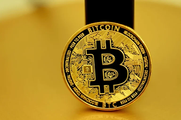Bitcoin cai abaixo de US$ 67 mil com escalada da guerra entre EUA e Irã