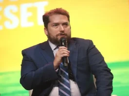 Itamaraty revoga visto de assessor de Trump que visitaria Bolsonaro na prisão