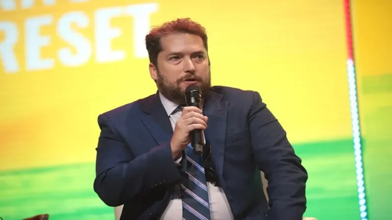 Itamaraty revoga visto de assessor de Trump que visitaria Bolsonaro na prisão